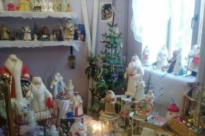В магазине искусств в Тверской области появились 38 Дедов Морозов