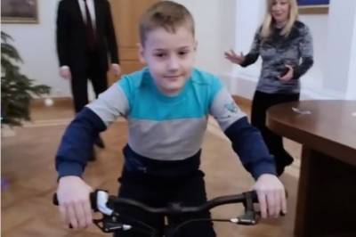 Глава Минприроды подарил ребёнку велосипед в рамках «Ёлки желаний»