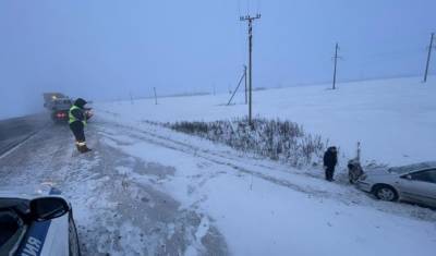 Инспекторы ГИБДД отогревают машины на трассе Тюмень - Ханты-Мансийск