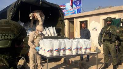 Российские военные раздали сирийцам 500 наборов с продуктами и одеждой - polit.info - Сирия - Дамаск