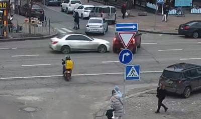 В Киеве женщина грубо нарушила ПДР и на скорости влетела в другое авто: машины "всмятку", кадры