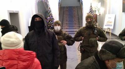 В Киеве штурмовали здание Минрегиона: избили полицейского – видео