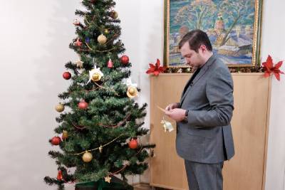Губернатор Смоленской области участвует в благотворительной акции «Елка желаний»