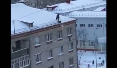 Сотрудник УК работал на крыше пятиэтажного дома без страховки