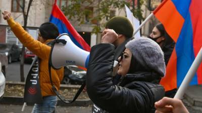 У здания армянского парламента прошла акция «Армения без Никола»