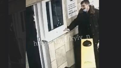 В Киеве мужчина ударил головой женщину-сотрудницу метро: видео