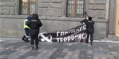 В Москве задержали активистов, которые пытались развернуть баннер «Государство — террорист»