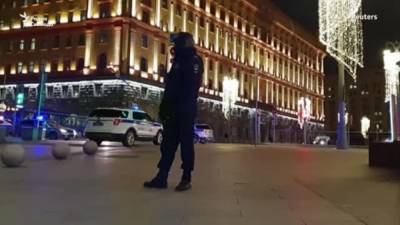 У здания ФСБ задержали активистов с баннером "Государство – террорист"