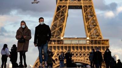 «Все в панике»: писательница Лена Ленина рассказала о пандемии во Франции