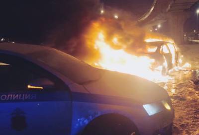 Такси, погоня, пожар и, возможно, наркотики: четыре человека пострадали в ночном происшествии в Петербурге