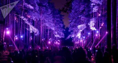 Сидите дома: в Новый год праздничное освещение в парках Латвии работать не будет