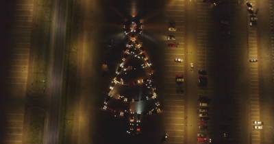 Калининградские автомобилисты выстроили из машин новогоднюю ёлку (видео)