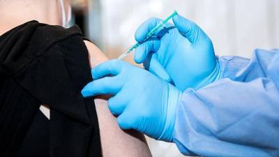 Восемь жителей ФРГ ошибочно получили пятикратную дозу вакцины от COVID-19