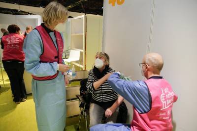 В Германии восьмерым сотрудникам дома престарелых по ошибке вкололи пятикратную дозу вакцины от коронавируса