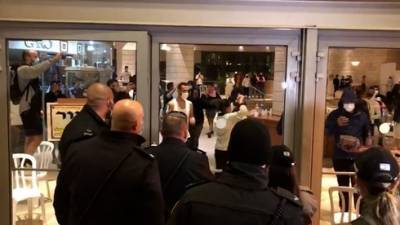Бунт в отелях коронавируса: десятки израильтян требуют отпустить их домой