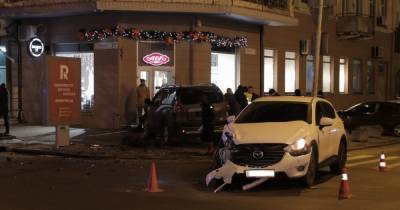 В Днепре Toyota столкнулась с Mazda, вылетела на тротуар и врезалась в магазин сладостей