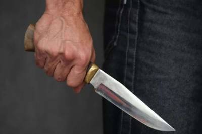 В Запорожье подросток напал с ножом на копа, который случайно поймал его с закладкой