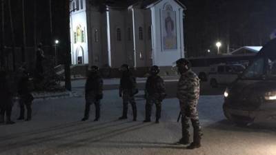 Силовики проводят обыски в захваченном Среднеуральском монастыре — видео