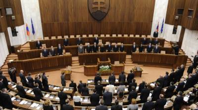 Словацкий парламент изменил Конституцию, чтобы продолжить ЧП из-за пандемии