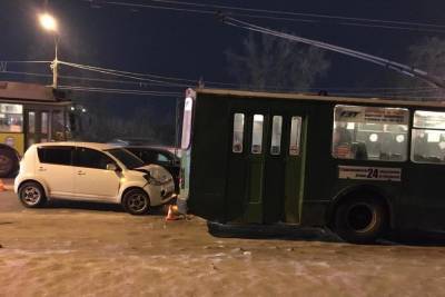 «Тойота» влетела в троллейбус с пассажирами в Новосибирске: 3-летняя девочка сломала позвоночник