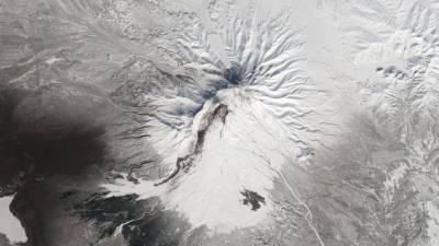 Вулкан Шивелуч на Камчатке выбросил семикилометровый столб пепла
