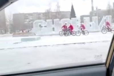 В Магнитогорске Деды Морозы устроили велозабег по елкам города