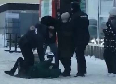 Полицейские в Татарстане грубо задержали беременную из-за отсутствия маски