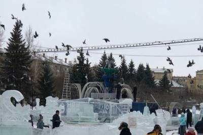 На площади в Копейске неизвестные сломали новогодний фонтан
