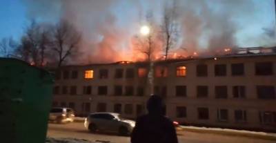 Поджог мог стать причиной крупного пожара в заброшенном доме в Воронеже