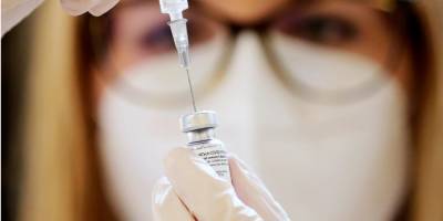 В Германии восьмерым сотрудникам дома престарелых по ошибке ввели пятикратную дозу вакцины от COVID-19