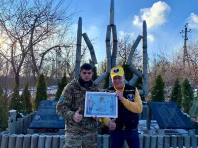 Украинские военные установили рекорд, изготовив самый большой трезубец из гильз (ФОТО)