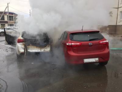 Стало известна причина возгорания двух автомобилей возле торгового центра в Астрахани