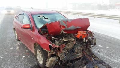 В Кузбассе легковой автомобиль врезался в фуру: есть пострадавшие