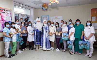 В Южно-Сахалинске пациентов и врачей областной больницы поздравили с Новым годом