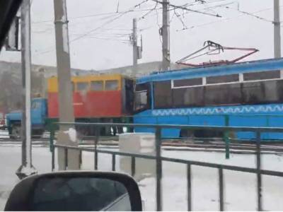 Слишком современный для провинции: подарочный трамвай из Москвы сошел с рельсов в Волжском