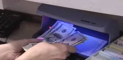 Доллар рванул ввысь: украинцы штурмуют обменники, курс от Нацбанка