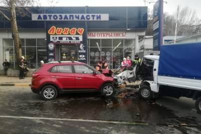 Возле магазина «Лихач» в Сочи столкнулись легковушка и мини-грузовик
