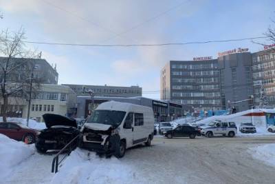 В Сыктывкаре микроавтобус столкнулся с двумя автомобилями