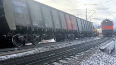 Из-за схода вагонов в Забайкалье пассажирские поезда опаздывают на четыре часа