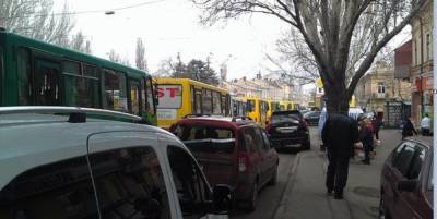 Масштабные пробки сковали Одессу по всем районам: где не проехать, карта