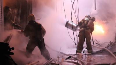 Полыхающий павильон с красками в Махачкале тушат 67 пожарных
