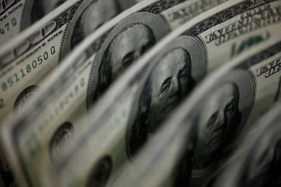 Доллар у минимума двух с половиной лет на фоне оптимизма по поводу стимулов в США, фунт укрепился