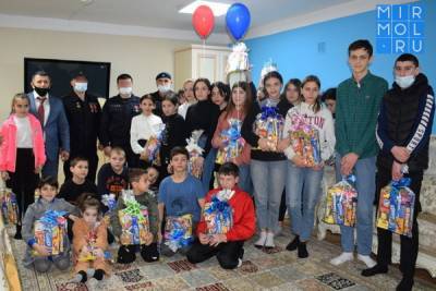 Сотрудники дагестанского СОБР поздравили детей-сирот с Новым годом