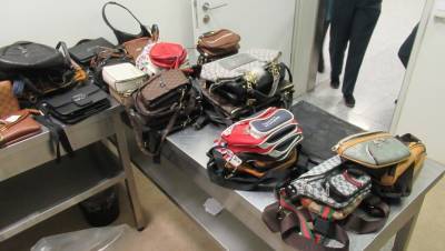 В Пулково обнаружили контрафактные сумки Chanel и Louis Vuitton