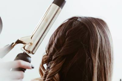 Российский парикмахер босиком по снегу догоняла не заплатившую клиентку