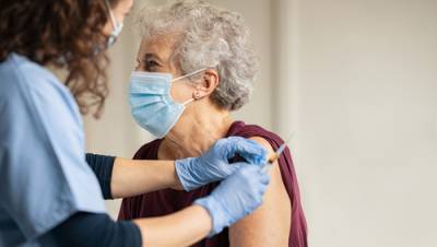 Скоро начнется вакцинация людей с хроническими болезнями: кому надо привиться