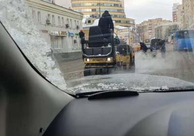 В МАДИ назвали безобразием укладку асфальта на снег в центре Москвы