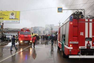 180 человек тушат пожар на рынке в Махачкале