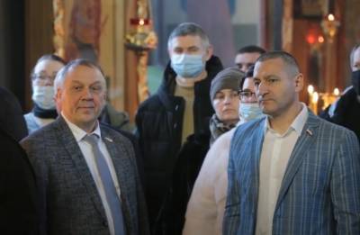 Депутат Госдумы не носит в церкви маску, потому что дышит ладаном и пребывает в молитве