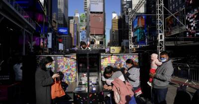 В Нью-Йорке устроили символическое прощание с 2020 годом